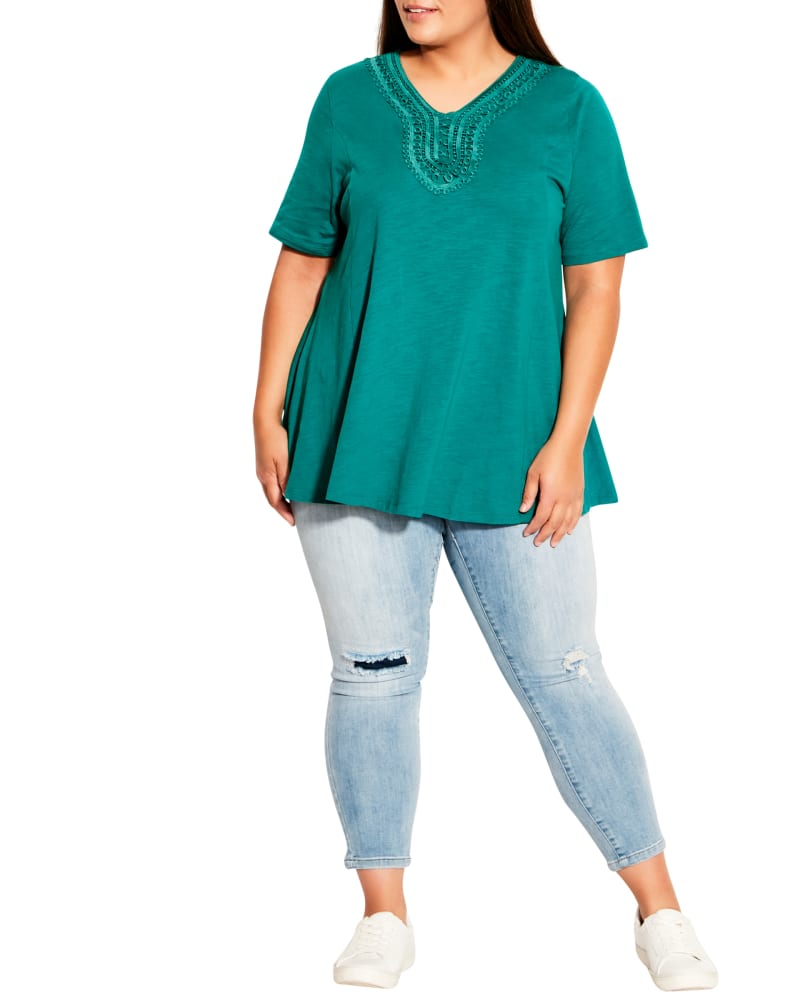 Plus size model wearing  by avenue | Dia&Co | dia_product_style_image_id:201281